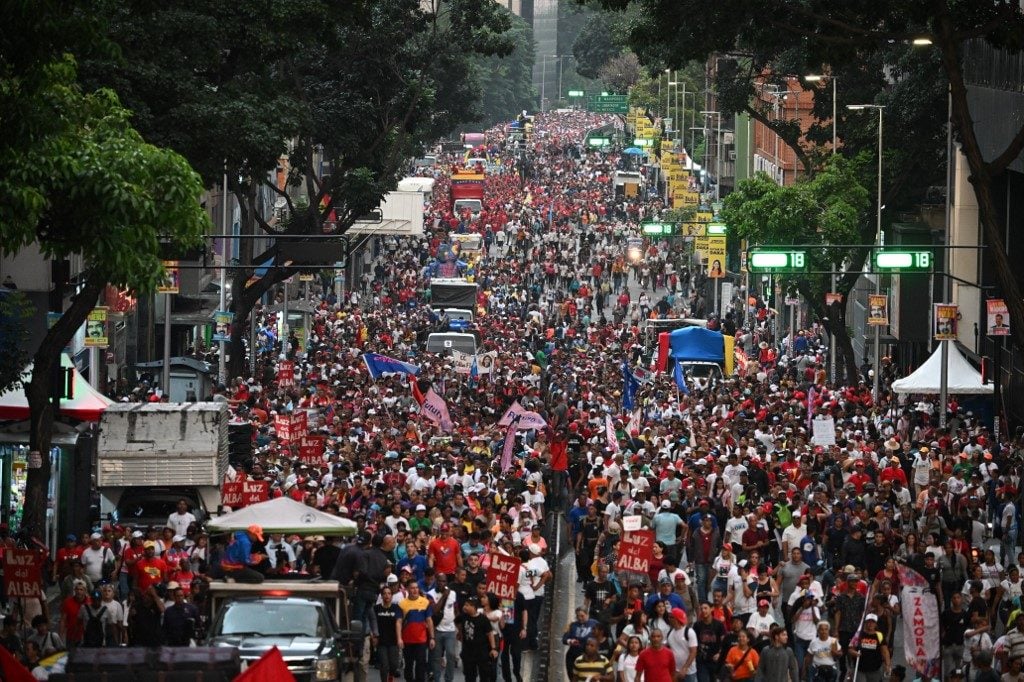 Maré vermelha, onda branca: chavismo e oposição abrem campanha na Venezuela