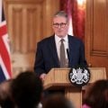 Aumenta a pressão sobre premiê britânico para que renuncie