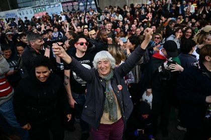 Eleições na França: Esquerda derrota extrema direita nas eleições legislativas, indicam projeções