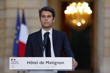 Macron rejeita demissão e pede que Attal permaneça no cargo ao menos até a Olimpíada