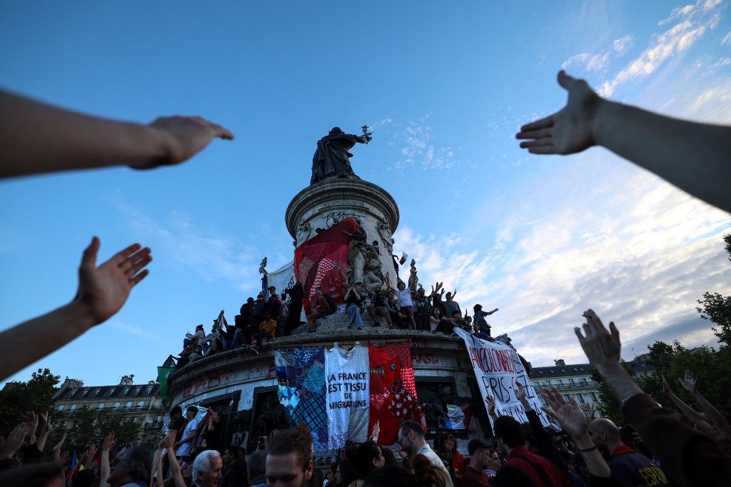 Esquerda freia extrema-direita nas eleições legislativas francesas