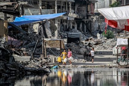 Milhares de palestinos fogem de Gaza e mediadores aumentam pressão por trégua