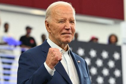 Biden permanece ‘com certeza’ na corrida eleitoral, diz diretora de campanha