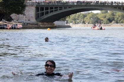 Prefeita de Paris cumpre promessa e nada no rio Sena antes dos Jogos Olimpícos