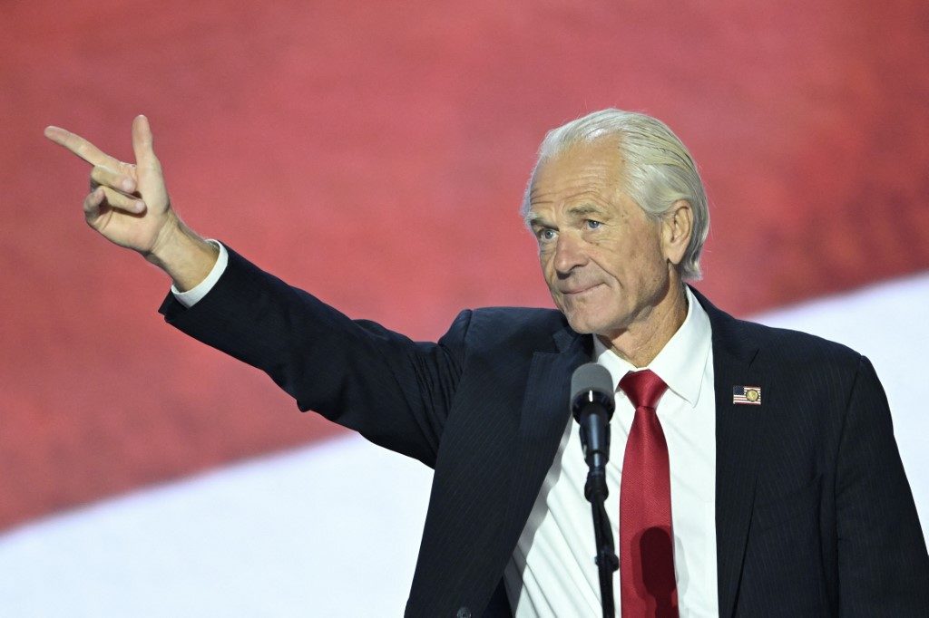 Ex-assessor de Trump discursa na Convenção Republicana horas após deixar a prisão