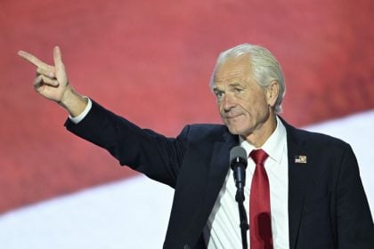 Ex-assessor de Trump discursa na Convenção Republicana horas após deixar a prisão