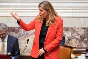 Candidata de Macron surpreende e é reeleita presidente da Assembleia Nacional francesa