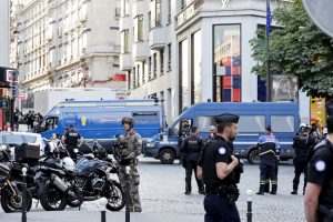 Policial leva facada na cabeça ao intervir em loja de luxo perto de área dos Jogos Paris 2024