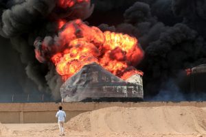 Porto iemenita segue queimando após bombardeios israelenses