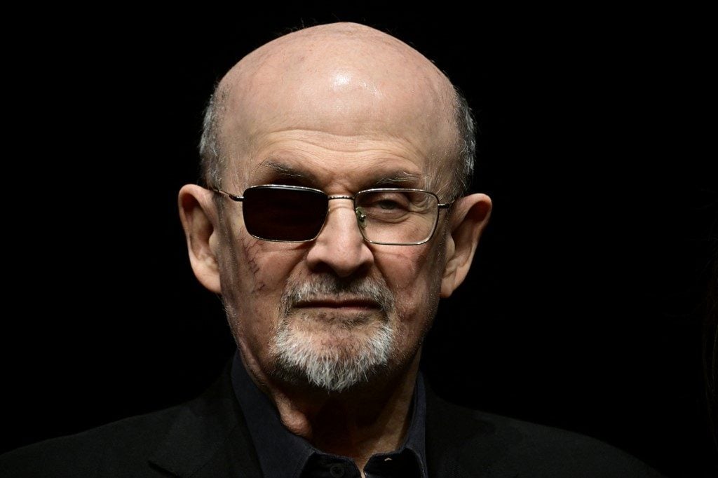 Agressor de Salman Rushdie é condenado nos EUA por ‘ato de terrorismo’