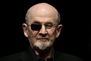 Agressor de Salman Rushdie é condenado nos EUA por ‘ato de terrorismo’