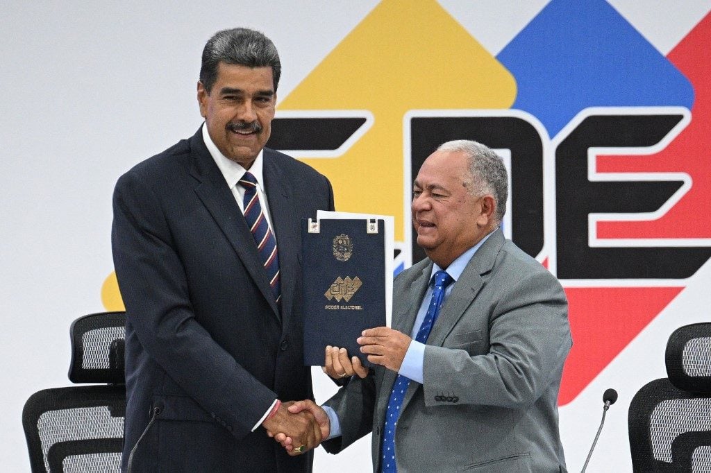 Maduro é proclamado presidente da Venezuela e acusa opositores de 'tentativa de golpe'