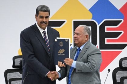 Maduro é proclamado presidente da Venezuela e acusa opositores de ‘tentativa de golpe’