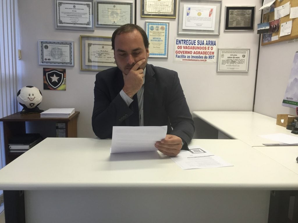 Chefe de gabinete pagava despesas pessoais de Carlos Bolsonaro, diz site