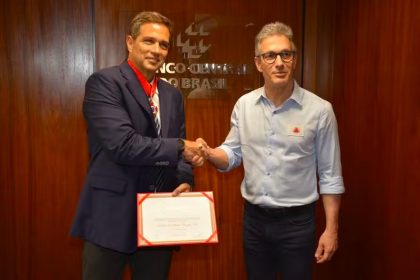 Adversário de Lula, Zema entrega Medalha da Inconfidência a Campos Neto