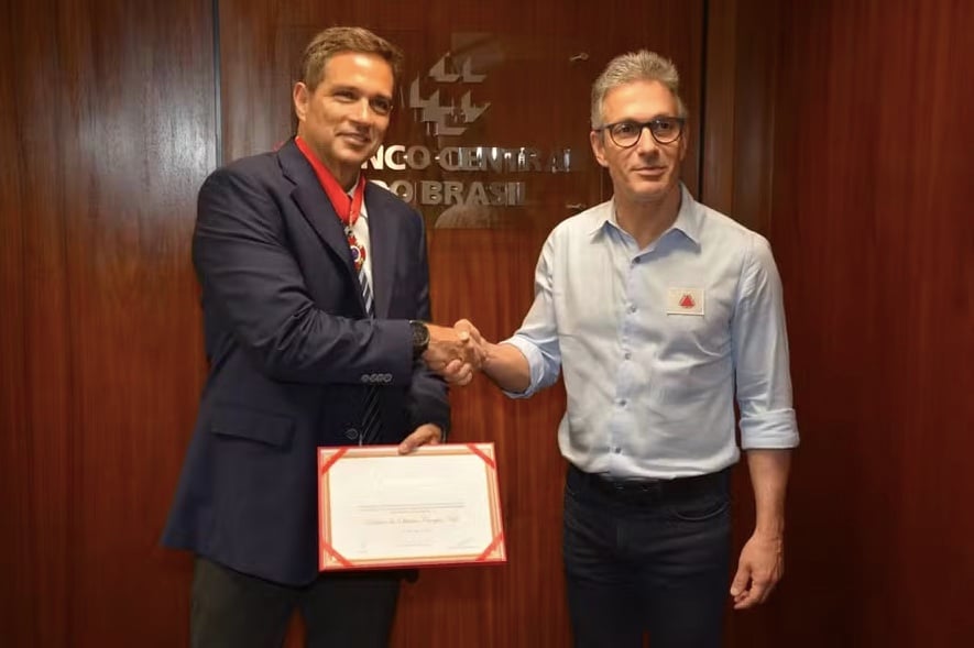 Adversário de Lula, Zema entrega Medalha da Inconfidência a Campos Neto