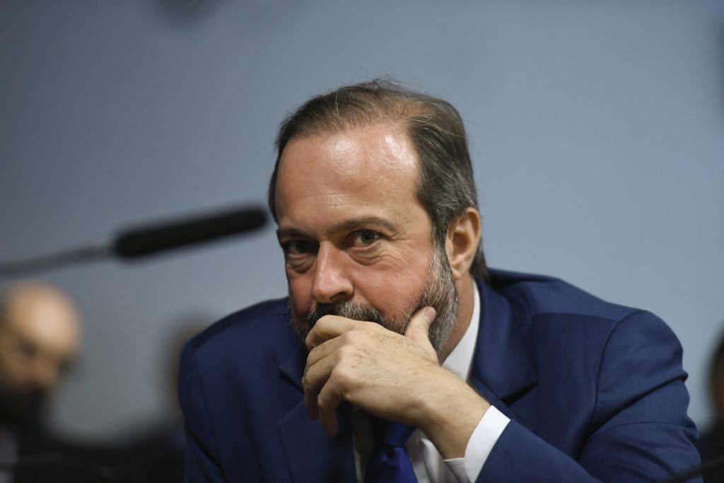 Silveira pede investigação sobre o preço abusivo de combustíveis em distribuidoras e postos