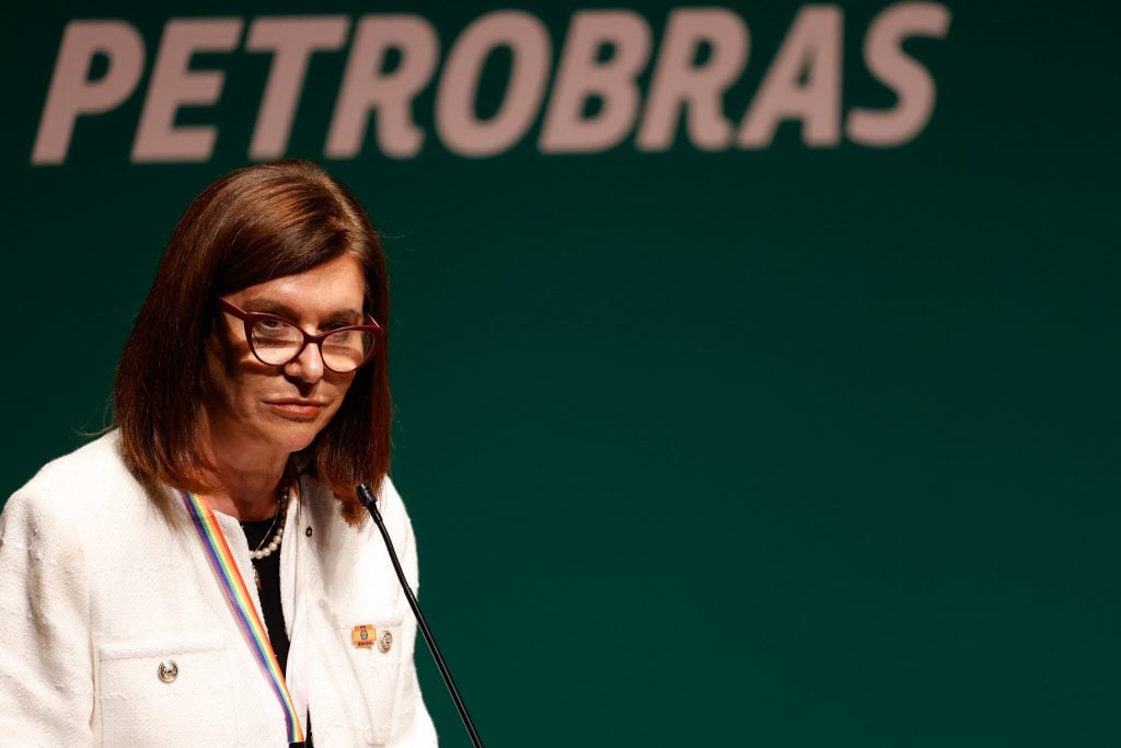 Lucro líquido menor da Petrobras em 2024 expressa incertezas globais, efeitos contábeis e desafios de longo prazo