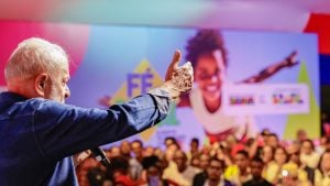 Lula volta a rebater críticas sobre gastos do governo e diz haver uma dívida social 'impagável'