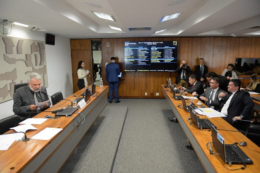 Comissão do Senado aprova projeto que estabelece prisão especial para policiais