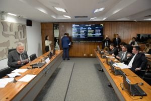 Comissão do Senado aprova projeto que estabelece prisão especial para policiais