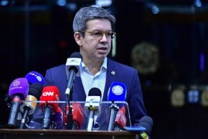O aparato democrático foi rompido com a 'Abin Paralela', diz Randolfe Rodrigues