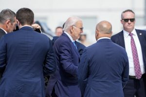 Biden testa positivo para Covid em meio a disputa por sua candidatura