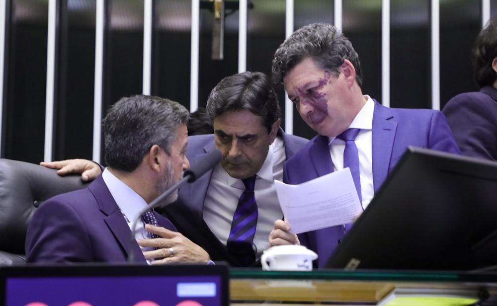 No apagar das luzes, Câmara decide incluir carnes na cesta básica da reforma tributária
