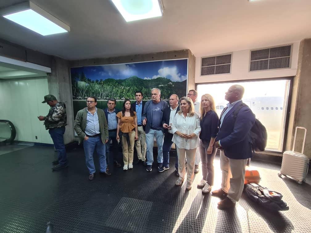 Deputados de partido da direita espanhola dizem ter sido expulsos da Venezuela