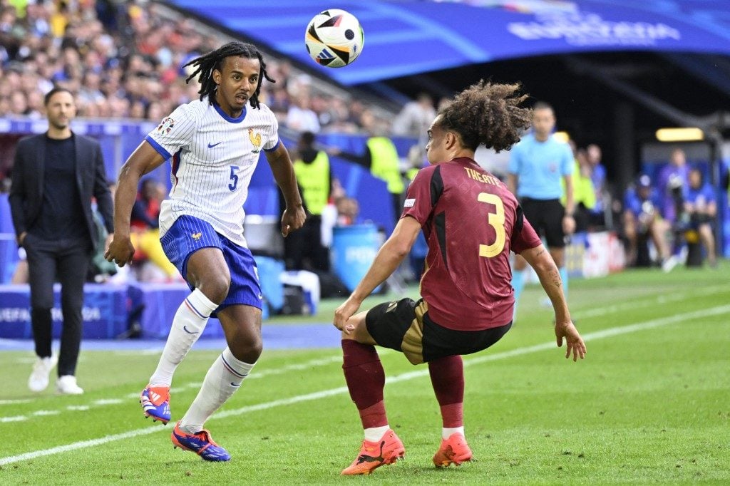 Jogador da seleção da França defende barrar a extrema-direita no 2º turno da eleição