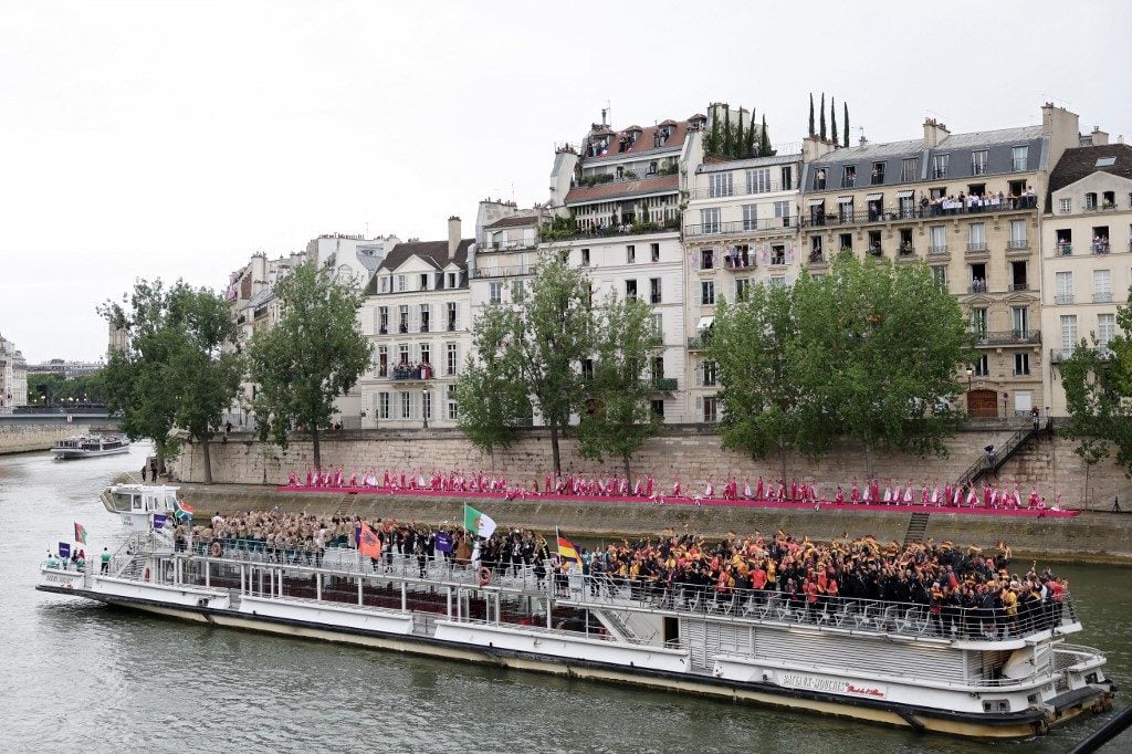 Paris 2024: Delegação da Argélia lança rosas no Sena em homenagem a vítimas de repressão de 1961