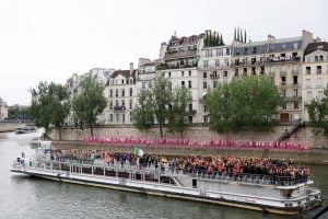 Paris 2024: Delegação da Argélia lança rosas no Sena em homenagem a vítimas de repressão de 1961