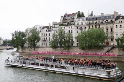 Paris 2024: Delegação da Argélia lança rosas no Sena em homenagem a vítimas de repressão de 1961