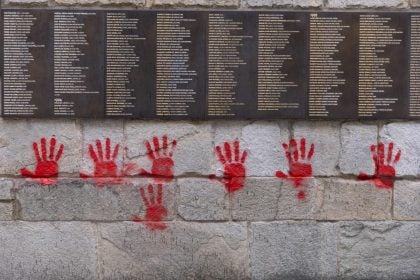 Búlgaros de extrema-direita são presos por pintar mãos vermelhas em memorial do Holocausto em Paris
