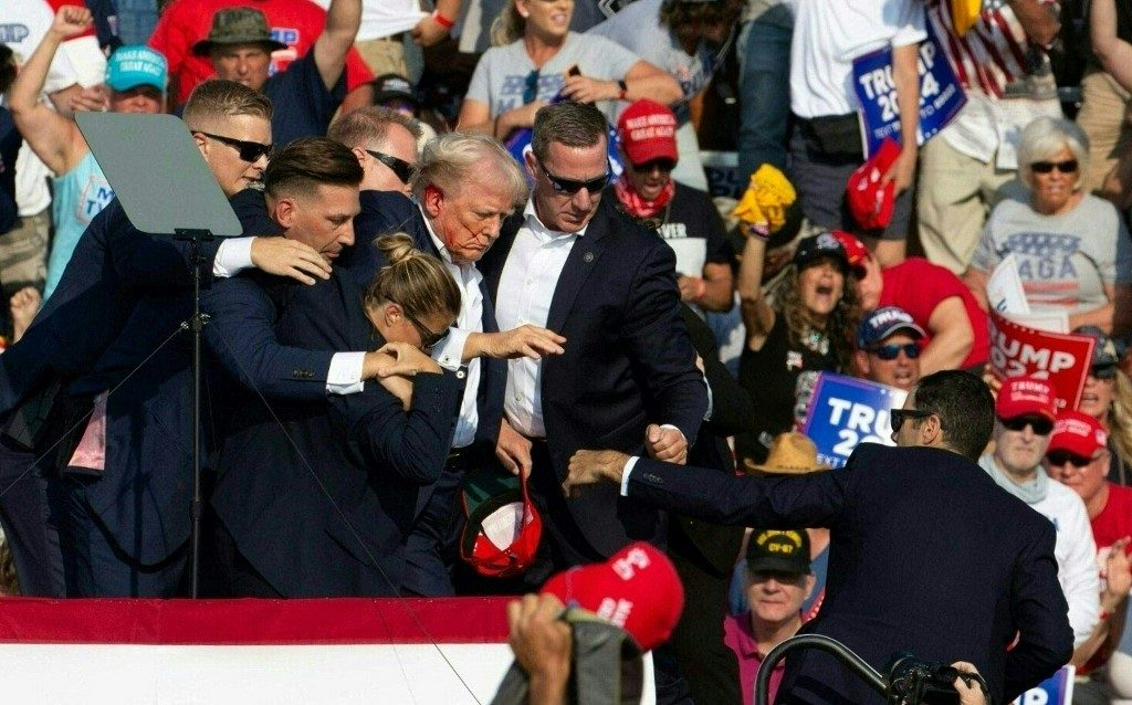Após críticas de Trump, FBI afirma que ele foi sim ferido por uma bala