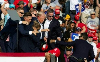 Após críticas de Trump, FBI afirma que ele foi sim ferido por uma bala