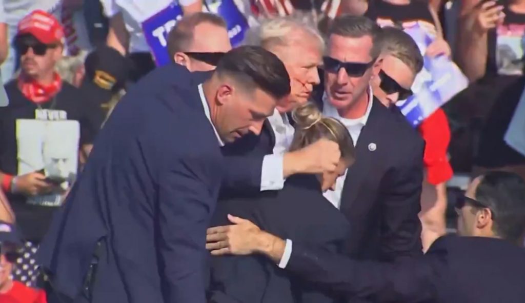 Tiro ou estilhaço? Chefe do FBI levanta dúvidas sobre causa de ferimento na orelha de Trump