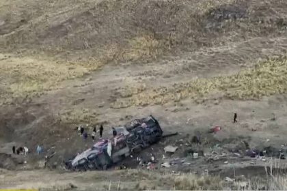 Pelo menos 21 mortos após queda de ônibus em abismo no Peru