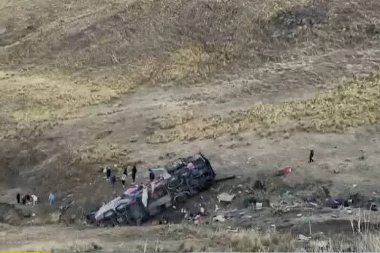 Pelo menos 21 mortos após queda de ônibus em abismo no Peru