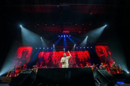 Um ano depois de lançar o disco, Xande brilha ao cantar Caetano no palco