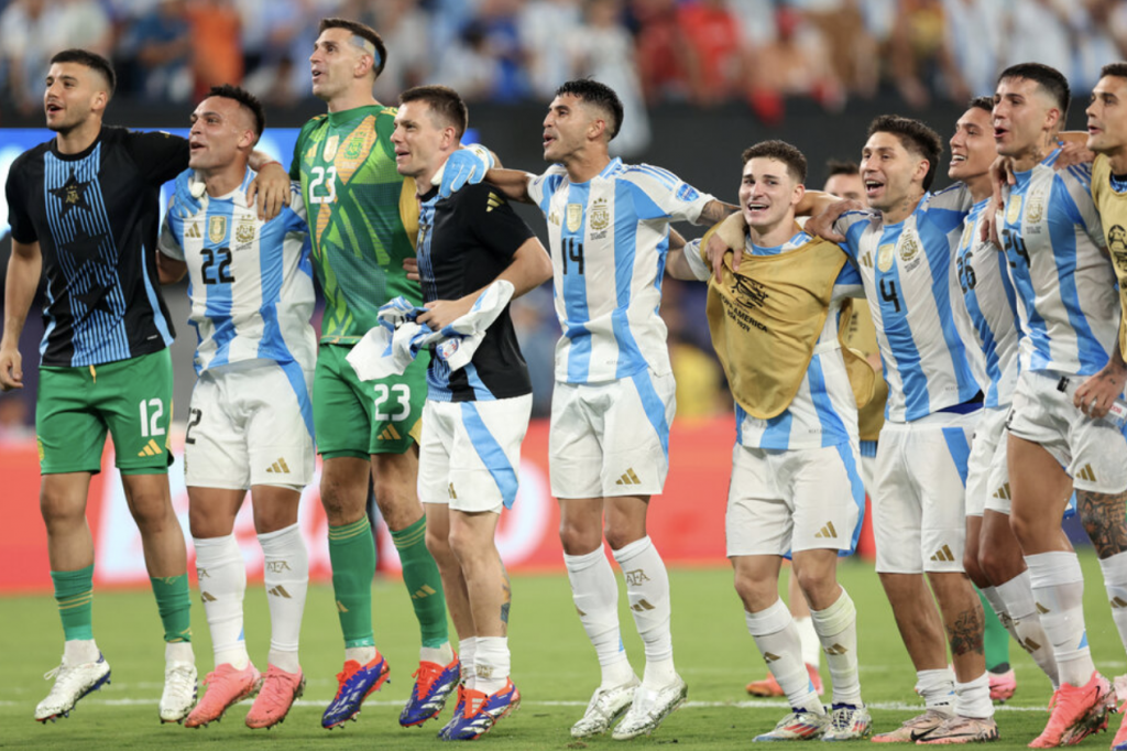 Jogadores argentinos entoam música racista na comemoração pela Copa América