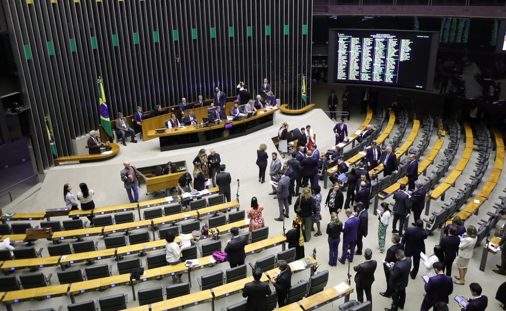 Apostas, cesta básica e cashback: o que diz o novo relatório da reforma tributária