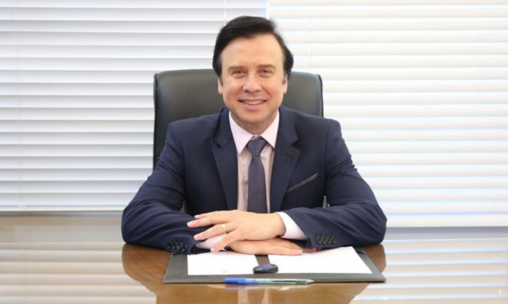 Ao lado de Bolsonaro, prefeito gaúcho sugere enviar Moraes à guilhotina