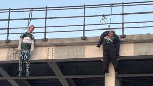 Após ser representada por boneco enforcado no Rio, presidente do Palmeiras repudia: 'ato criminoso'