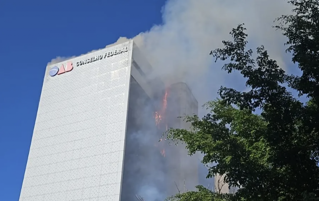 Incêndio atinge prédio da OAB em Brasília (DF)
