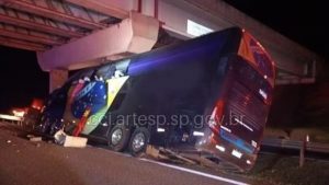 SP: acidente com ônibus deixa pelo menos 10 pessoas mortas e 42 feridas