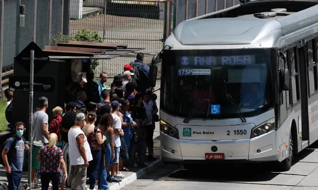 Pesquisa aponta queda no número de usuários de ônibus no Brasil e aumento de corridas por aplicativo