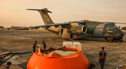 FAB lança 336 mil litros de água para combater incêndios no Pantanal