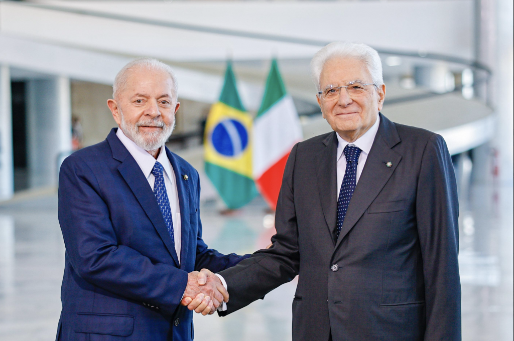 Ao lado de presidente da Itália, Lula assina acordos e critica ‘contradições internas’ da UE