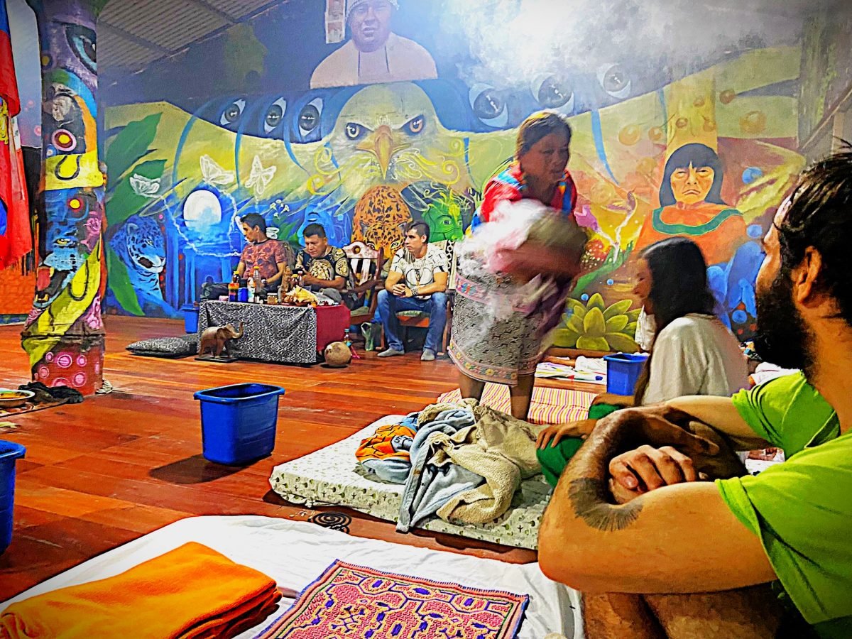 Sessão de ayahuasca em Pucallpa (Foto: Carlos Minuano) 